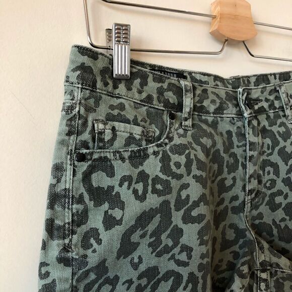WILLIAM Rast Green Cheetah Raw Hem Short - Picture 4 of 10
